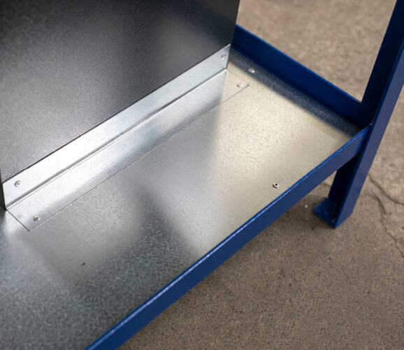 Workbench with vice